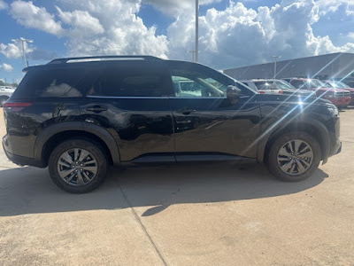 2023 Nissan Pathfinder SV